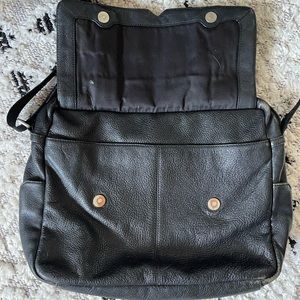 Tumi shoulder back w multiple pockets.